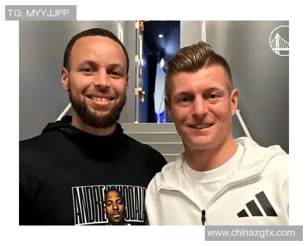 喜爱库里风格的足球明星们如何在赛场上展现个人魅力与团队精神